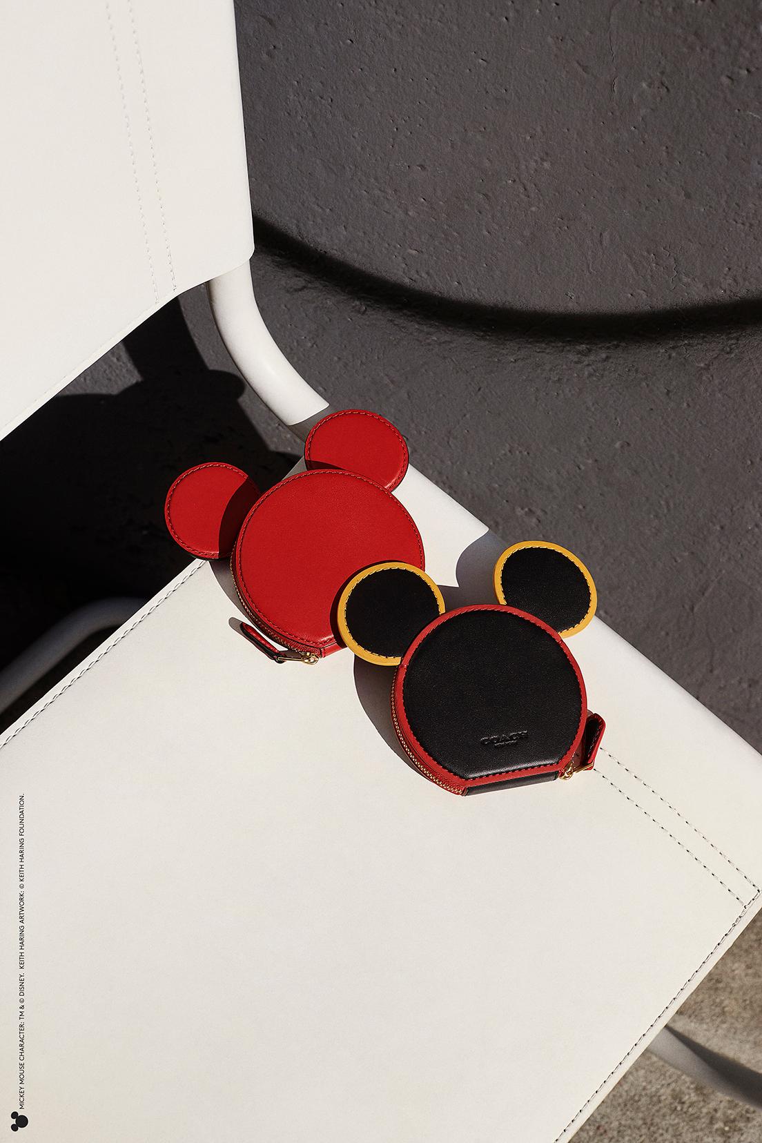 ともに《コーチ ミッキー アンド キース・へリング コレクション コイン ケース》11,000円。TM &amp; © Disney © Keith Haring Foundation