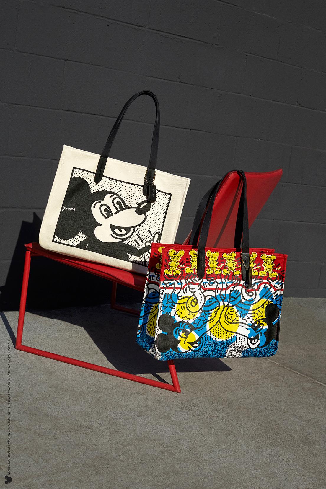 ともに《コーチ ミッキー アンド キース・へリング コレクション トート 42》35,000円。TM &amp; © Disney © Keith Haring Foundation
