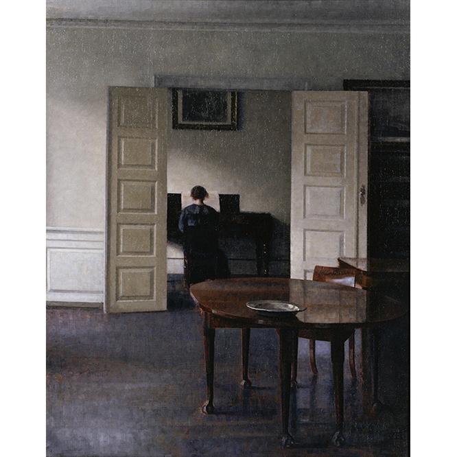 ヴィルヘルム・ハマスホイ《ピアノを弾く妻イーダのいる室内》1910年　国立西洋美術館蔵（東京展のみ出品）。楽器と女性の組み合わせはフェルメールの作品を想起させる。
