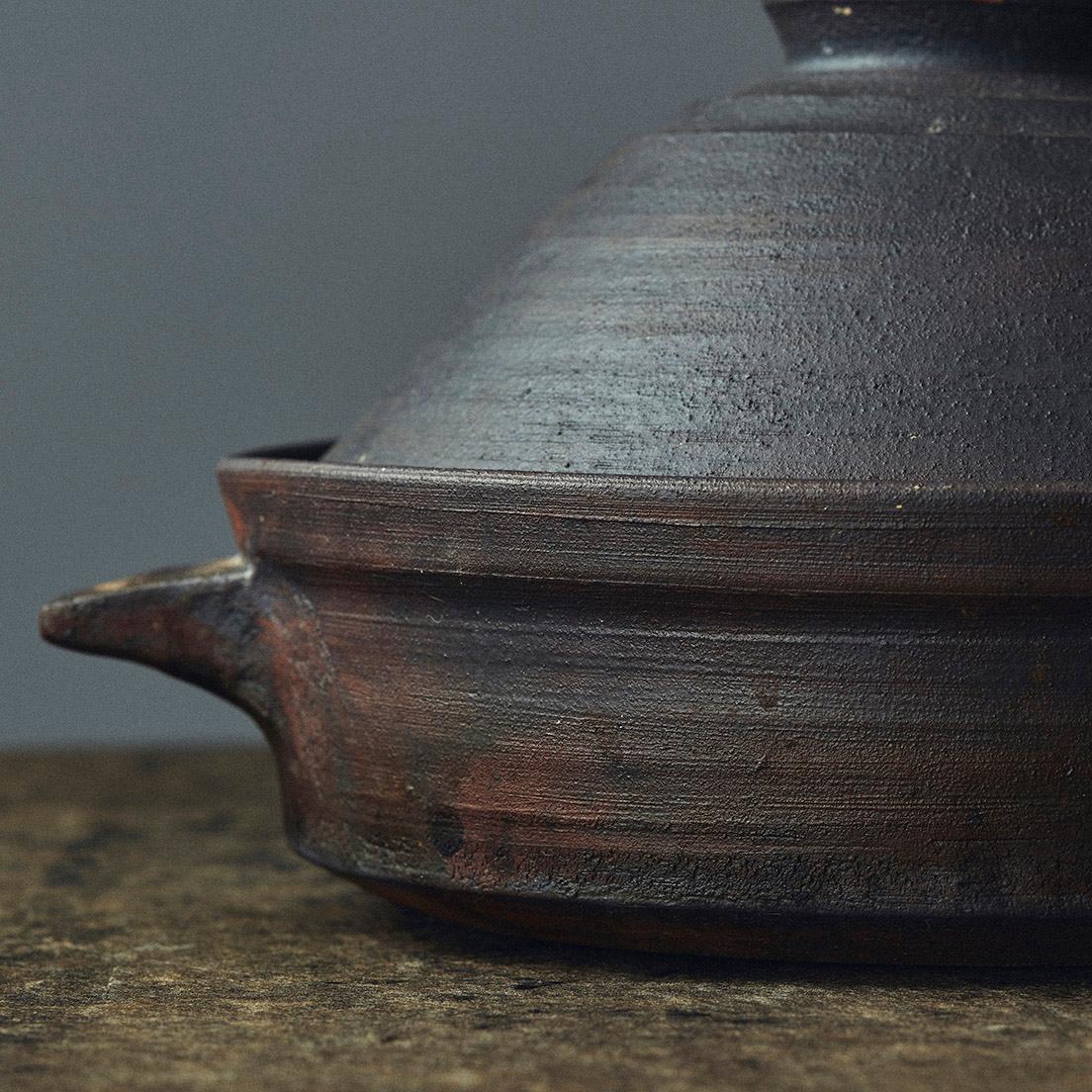実際に使い込んだ錆器土鍋。刷毛で塗った釉薬のムラが、いっそう美しく現れている。