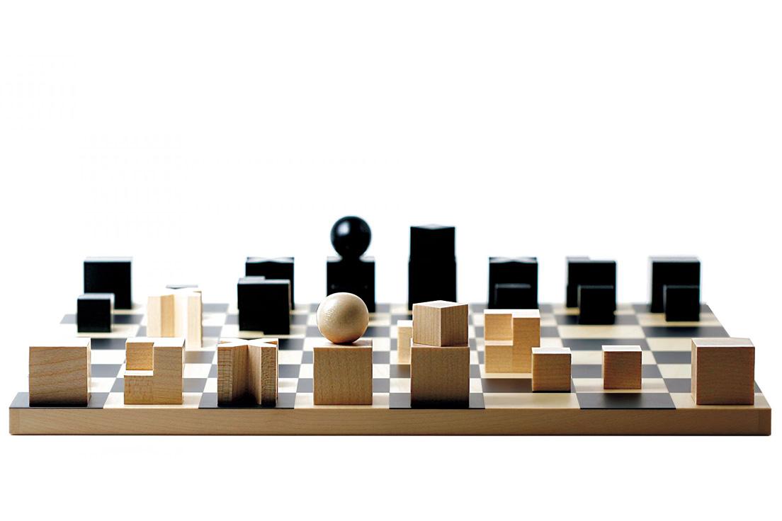 Josef Hartwig（ヨーゼフ・ハルトヴィッヒ）
1923年にバウハウスで製作された作品の復刻版。駒の動きがそのまま形になっており、機能美のバウハウス精神が宿るプロダクト。《Bauhaus Chess Pieces》292ユーロ、（税込。ボードは別売り／Naef Spiele AG TEL (41) 62 746 84 84）。
