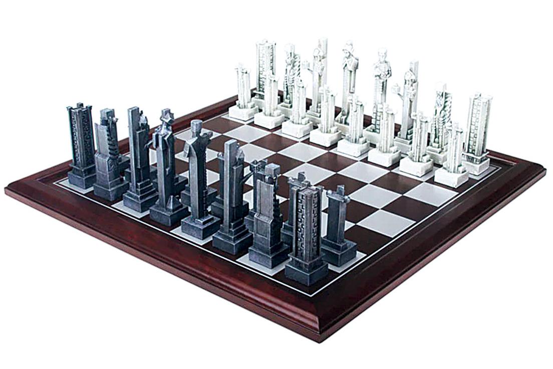 Frank Lloyd Wright（フランク・ロイド・ライト）
1913年、シカゴの「ミッドウェイガーデン計画」でライトが手がけた《妖精の像》が駒のモチーフ。《Midway Gardens Chess Pieces》163.95ドル（税込。ボードは別売り／FRANK LLOYD WRIGHT STORE https://shop.franklloydwright.org）。