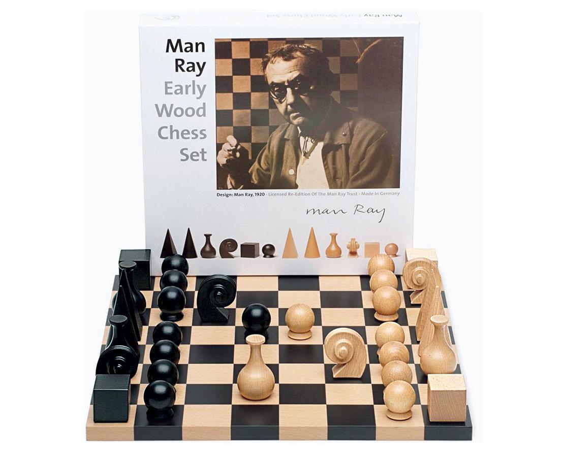 Man Ray（マン・レイ）
マン・レイが親交のあったマルセル・デュシャンからインスピレーションを得て、1920年代にデザインしたチェスセットの復刻版。オリジナル版はメタル塗装。《Man Ray Chess Set - Board and Pieces》675ドル（CHESS HOUSE https://www.chesshouse.com）。