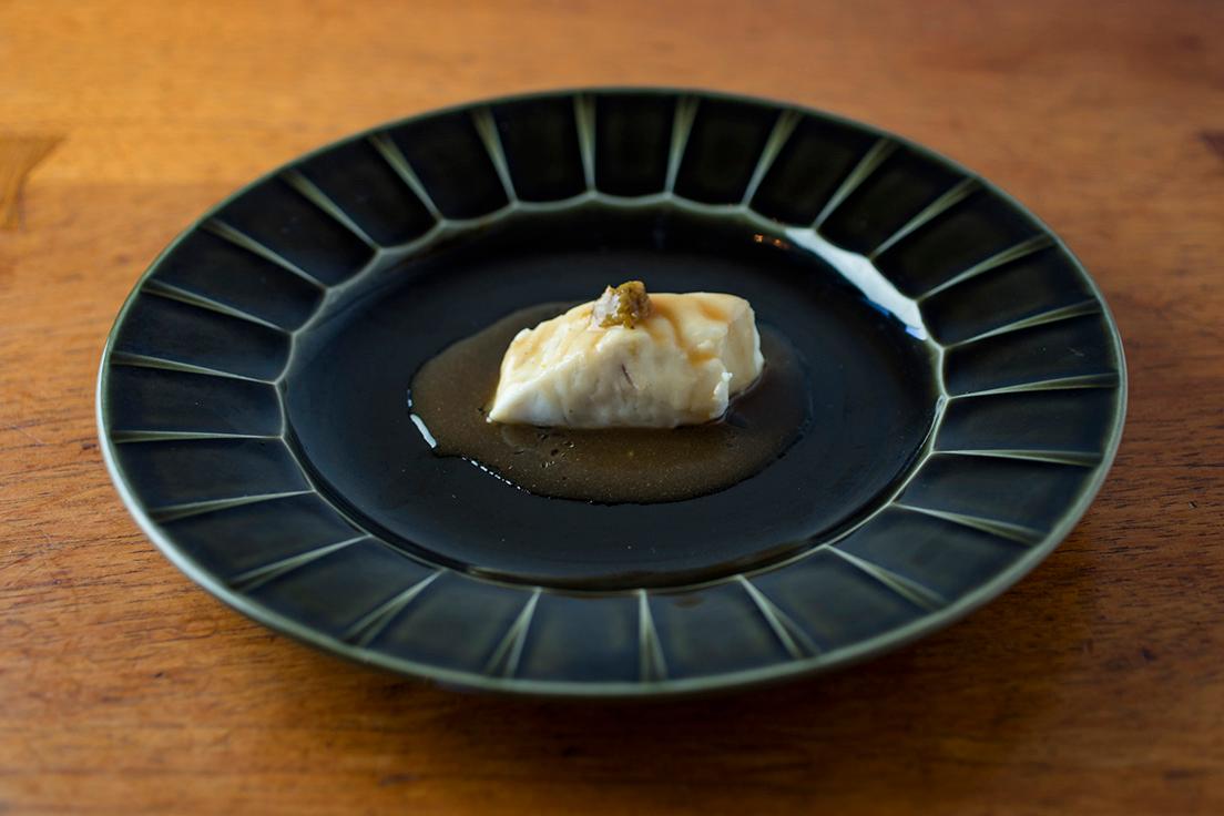 真鯛を使った海鮮「鮮魚蒸し-野山椒の自家製柚子胡椒と共に-」。鮮魚の蒸し物は広東料理のご馳走。黄柚の皮を2週間寝かせてつくった自家製柚子胡椒を添えて。