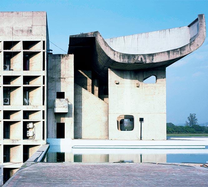 チャンディーガル州議事堂（India/Chandigarh）
1964年竣工。インドの強烈な直射日光への対策であるブリーズソレイユ（日よけ壁）がグリッド状に連なり、一部は肥大化して雨樋に。