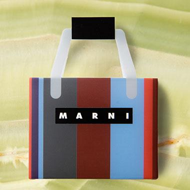 〈マルニ〉の人気ストライプバッグがチョコレートバッグに。