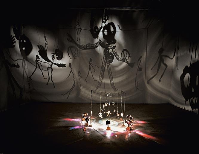 《影の劇場》1984~1997年。床に置かれたダンボール製のモバイル人形にプロジェクターで光を当てることで浮かび出す影絵。プロジェクションのサイズは可変する。　Photo (c) André Morain　(c) Adagp, Paris, 2019