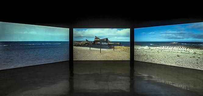 《ミステリオス》2017年。エルサレムのイスラエル美術館での展覧会『ボルタンスキー Lifetime』での3つのスクリーンによる12時間のビデオインスタレーション。　 (c) Adagp, Paris, 2019
