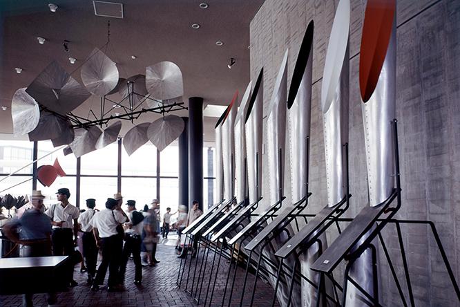 大阪万博当時のバシェの音響彫刻《勝原フォーン》（左）と《池田フォーン》（右）。今回展示される《勝原フォーン》は、2017年に東京藝術大学バシェ音響彫刻修復プロジェクトによって修復・復元された。