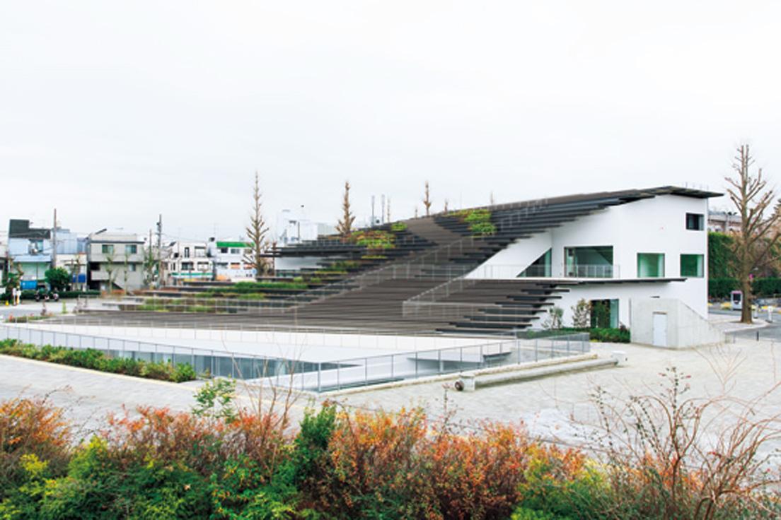 今春オープン予定の〈Hisao ＆ Hiroko Taki Plaza〉。設計は隈研吾。屋根は大岡山の地形に沿ったスロープ状になっており、一部上ることもできる。周囲の自然と一体となった “丘状の建築” だ。