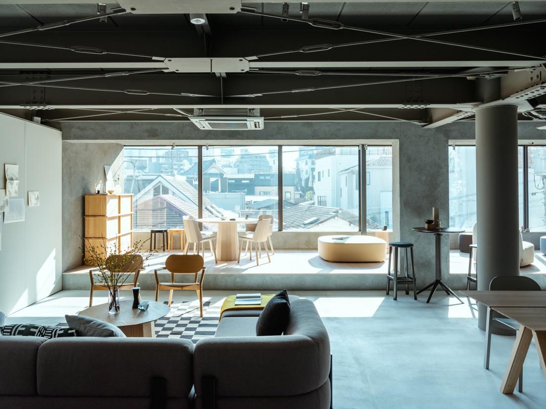 〈KNS（Karimoku New Standard）〉の家具がディスプレイされている〈Karimoku Commons Tokyo〉の3階。手前のソファはクリスチャン・ハースによる《エレファントソファ》。
