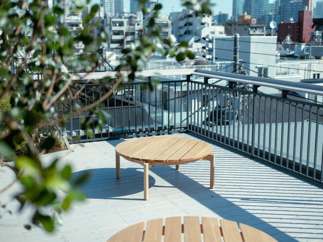 屋上のベンチは芦沢のデザインで、アウトドア用に仕上げたもの。