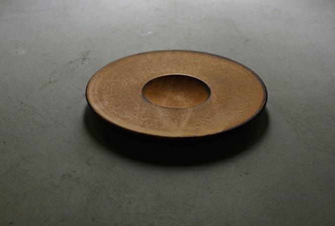 食卓へ向けて、「素材が映える」料理のための器を作り続ける陶作家・Keicondoの作品。2月29日にはオリジナル植木鉢のワークショップを開催する。