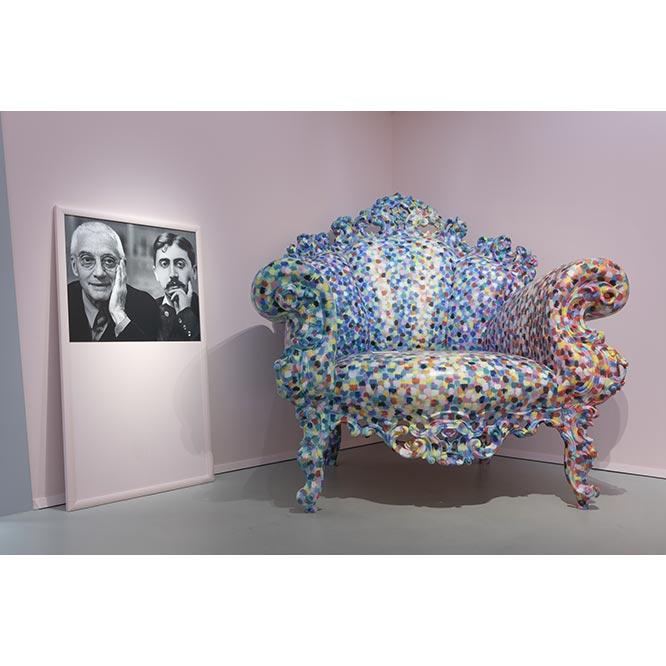 メンディーニの代表作《プルーストの安楽椅子》。その傍らにはメンディーニとプルーストのポートレートが。　photo_Heinz Aebi

