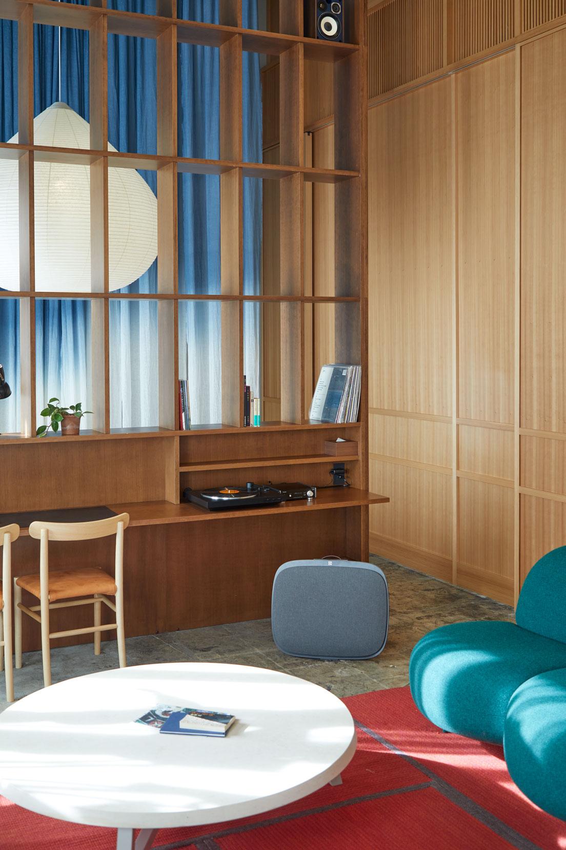 ウッディな内装にポップな配色の家具が効いた〈HOTEL K5〉のスイートルーム。ファブリック張りの《Well A7》が馴染んでいる。
