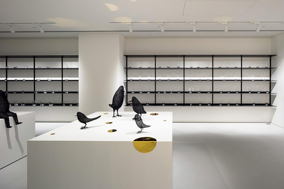 壁の《ALEXIS Shelf》は、深澤が日本のアルミメーカーとデザインしたもの。空間の中央には、台湾の若手ワイヤーアーティスト、劉博仁の鳥をモチーフにした作品を展示。