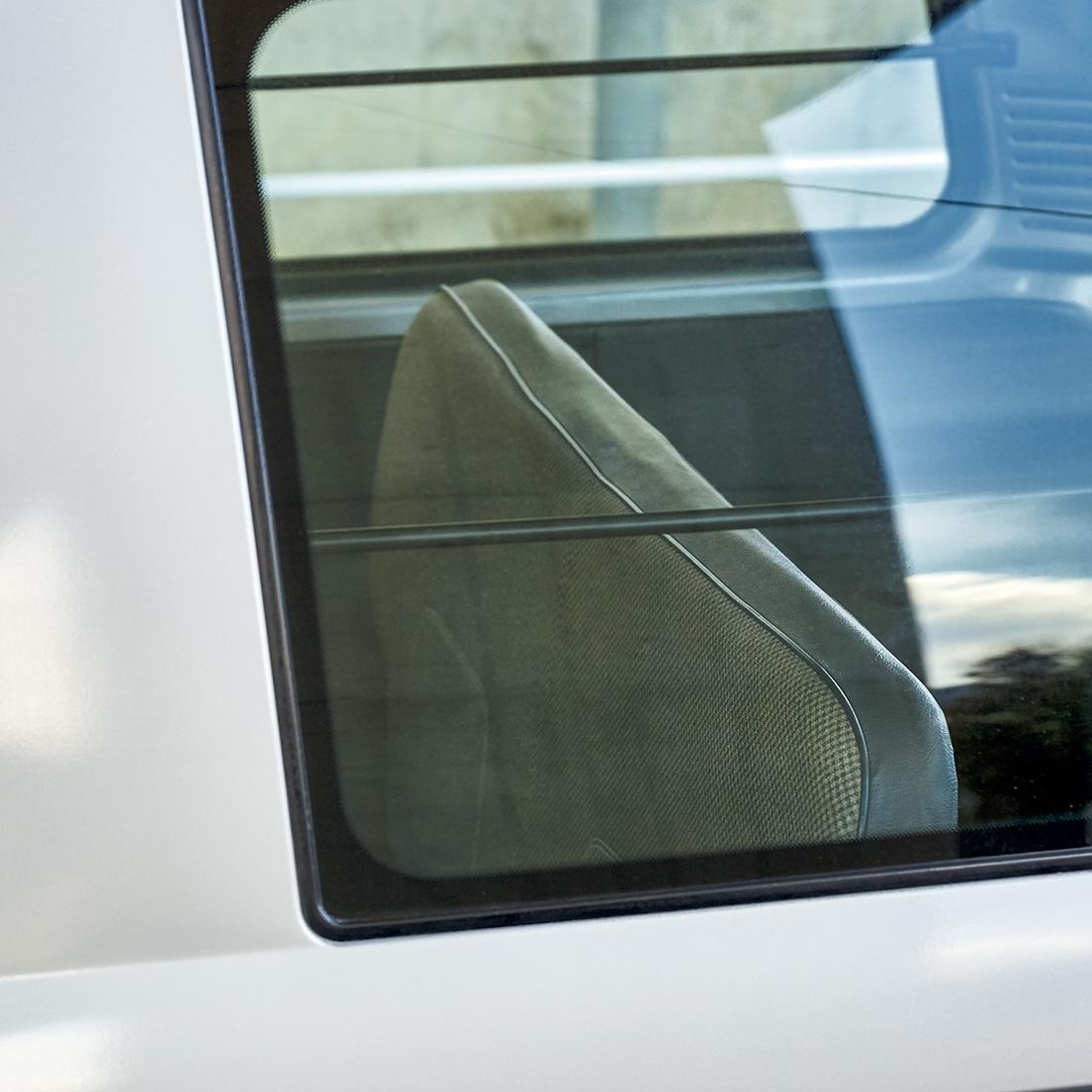 潔いほど装備のない商用タイプもラインナップされており、その場合のリアシートは質素で、窓側に荷物を固定するためのポールが付いている。