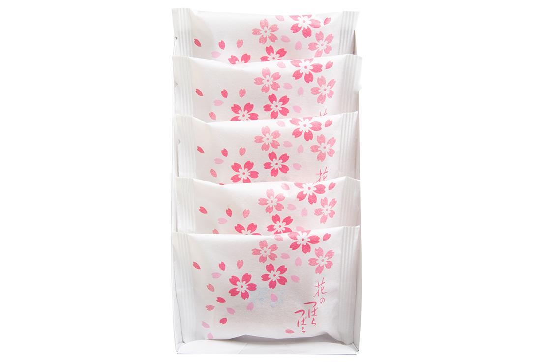 愛らしい桜を描いた袋入り。箱詰めは5個入りから1,150円〜。