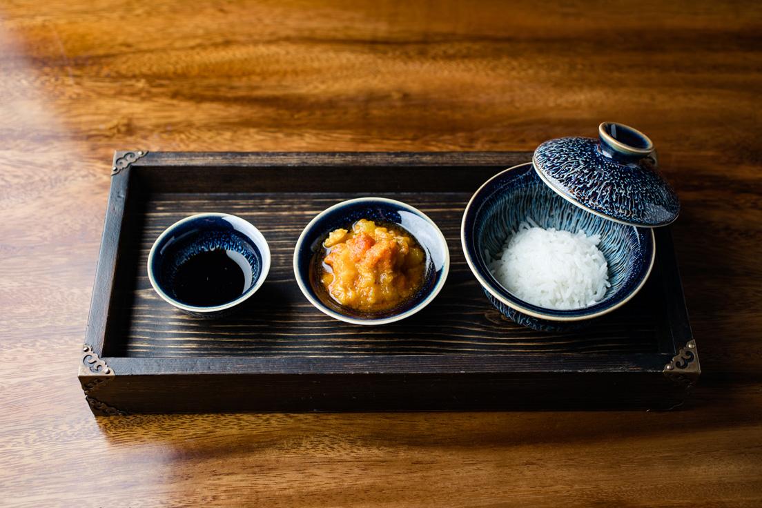 南蘇名物 夫婦蟹味噌ソースかけご飯（25,000円のコースの一例）。