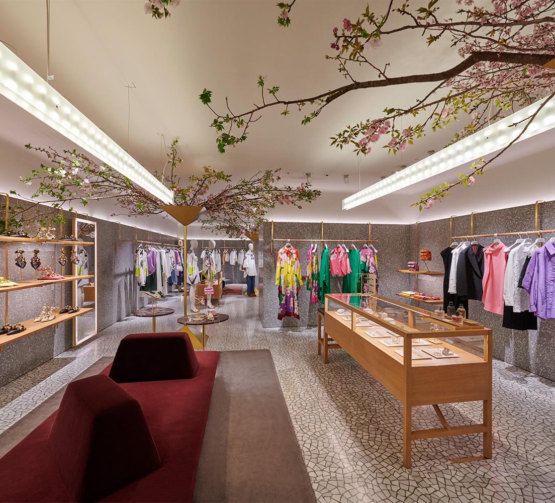 店内全体を桜が覆い、ダイナミックに空間を演出。