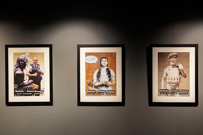 2009年に行われた『バンクシーvs.ブリストル・ミュージアム』にて実際に展示されたポスター。