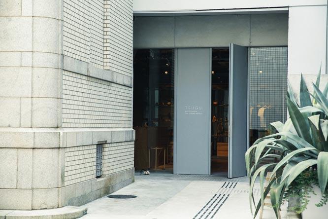 〈TSUGU 京都三条 by THE SHARE HOTELS〉　インテリアデザインは、〈KUMU 金沢〉を手掛けた YUSUKE SEKI氏によるもの。和と洋が交差するコンテンポラリーな空間に仕上がっている。
