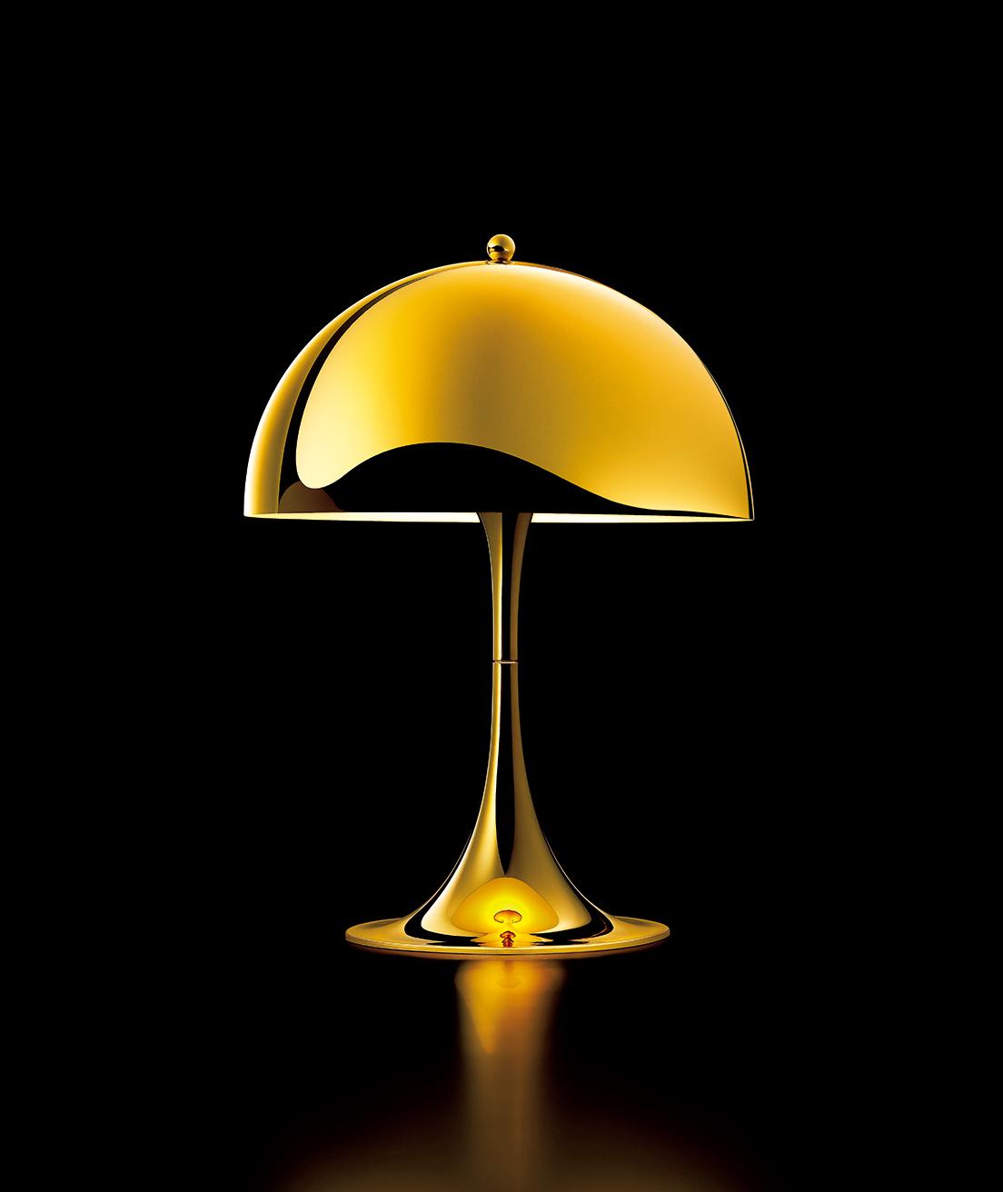 《パンテラ》発表から50周年を記念して登場した《パンテラ テーブル 320》。ゴールド色が目を引く真鍮メタライズドカラーが新しく加わった。photo_Junichi Kusaka