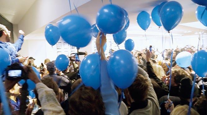 最終日のコレット店内。シンボルカラーのブルーの風船をそれぞれの手に掲げる人々。