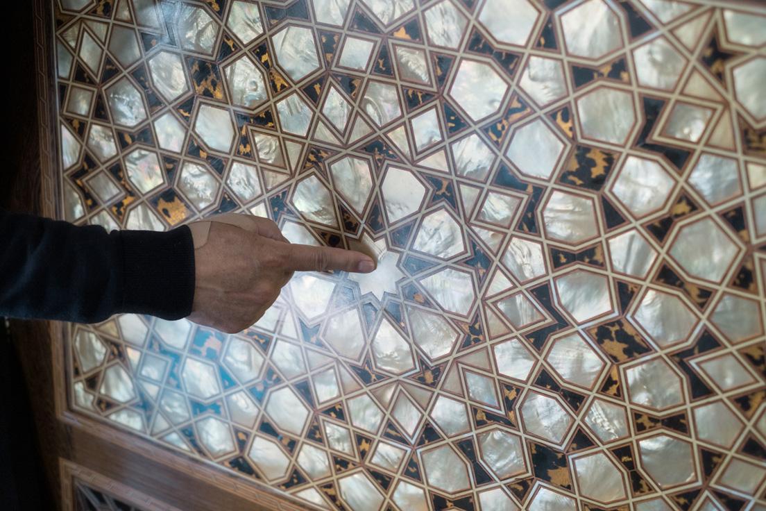 モスク内にある、幾何学紋様のべっこうの装飾。