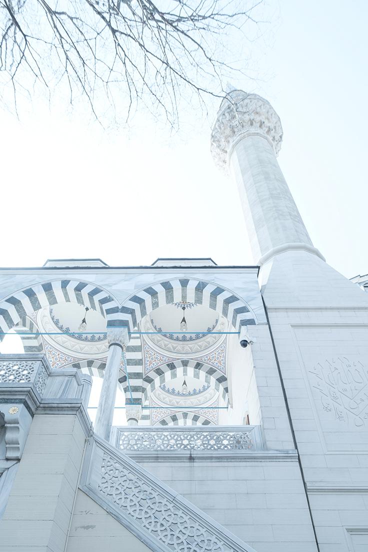 〈東京ジャーミイ〉のジャーミイとは、毎週金曜日に集団礼拝がおこなわれる大規模なモスクのこと。尖塔は代々木上原のランドマーク的な存在に。