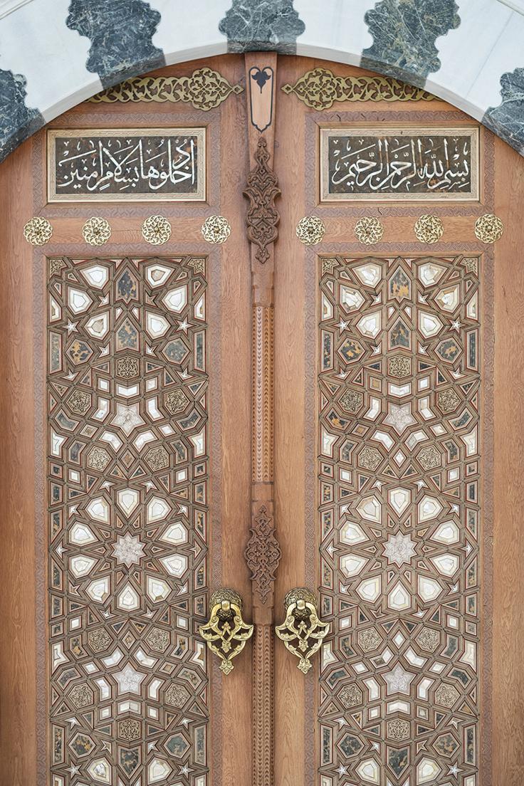 2階モスクの扉。幾何学紋様とともに、流麗なカリグラフィでイスラームのメッセージがあしらわれている。