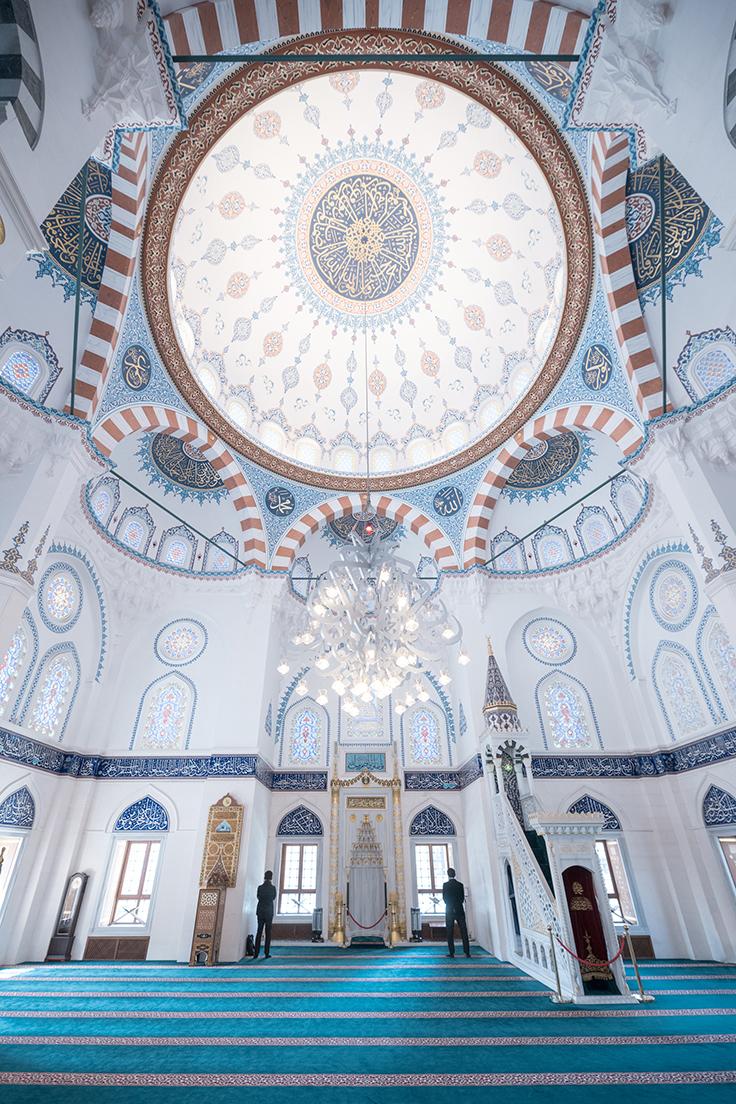 優麗な装飾がちりばめられた〈東京ジャーミイ〉のモスク内部。正面の窪んだ部分はミフラーブと呼ばれ、聖地であるメッカの方角を示している。※礼拝中の撮影は禁止されており、特別な許可を得て撮影しています。