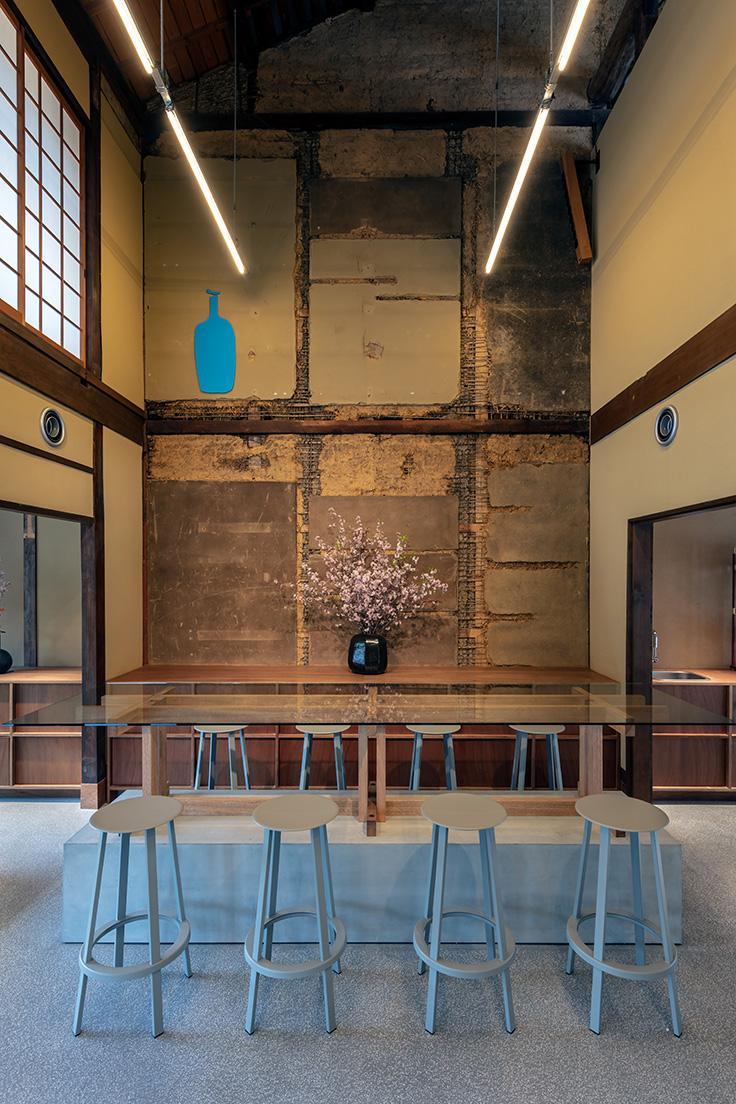 〈ブルーボトルコーヒー 京都カフェ〉。新たに誕生した〈The Loungeーkyotoー〉は2階。中庭を見渡すカウンターに座り、ひと品ずつ提供されるコーヒーやスイーツ。カフェの賑わいとはまた違う静かな時間に癒される。
