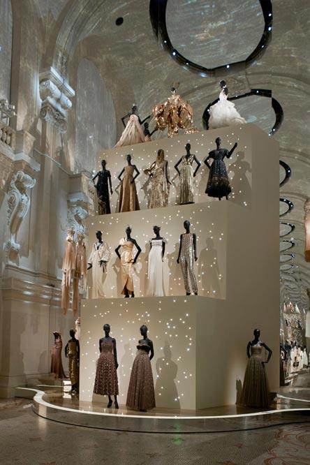 最後の展示室は「バル（舞踏会）」がテーマ。ヴェルサイユ宮殿の内観映像をプロジェクターで投影したホールに各時代のオートクチュールドレスが並び、壮観のひとこと。