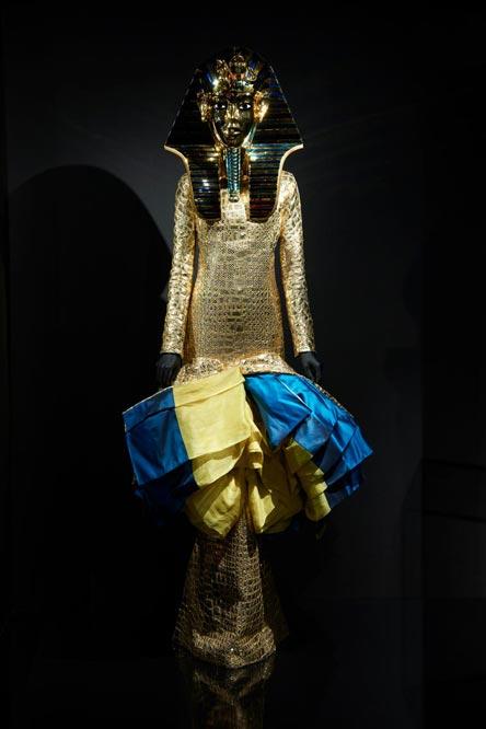 ジョン・ガリアーノが手がけた2004年の春夏オートクチュールコレクションは「古代エジプト」がテーマで、モデルにファラオのマスクを着用させた演出で度肝を抜いた。