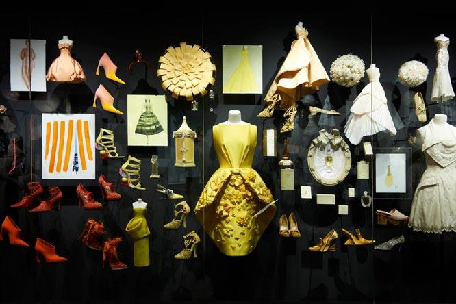 色彩ごとに作品を並べた「コロラマ」の展示室。原寸のドレスやシューズにまぎれて並ぶ、アトリエの職人が本物そっくりに作ったミニチュアが最高にキュート。