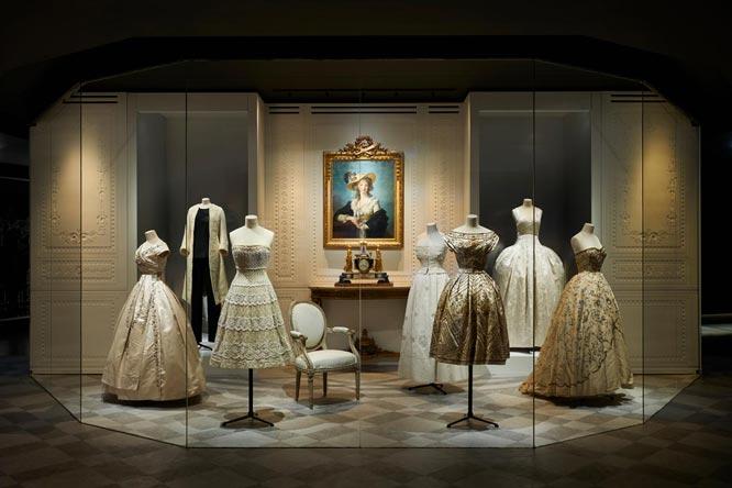 ロココ調をテーマとした各時代のドレスを集めた展示室。ヴィジェ・ルブラン作《ポリニャック公爵夫人》（ヴェルサイユ宮殿美術館蔵）などのアートピースも展示しイメージを増幅させる。