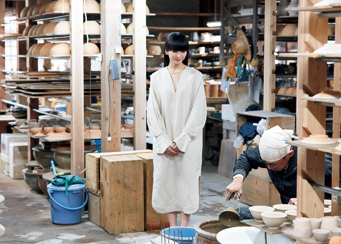 昭和22年（1947）、島根県出雲で始まった陶窯〈出西窯〉の工房で。13人の職人が和やかに仕事をする姿に触れ、「先輩から後輩へ技術のバトンを渡しながら、ものづくりを繋いでいく。素敵なことですね」とかしゆか店主。
