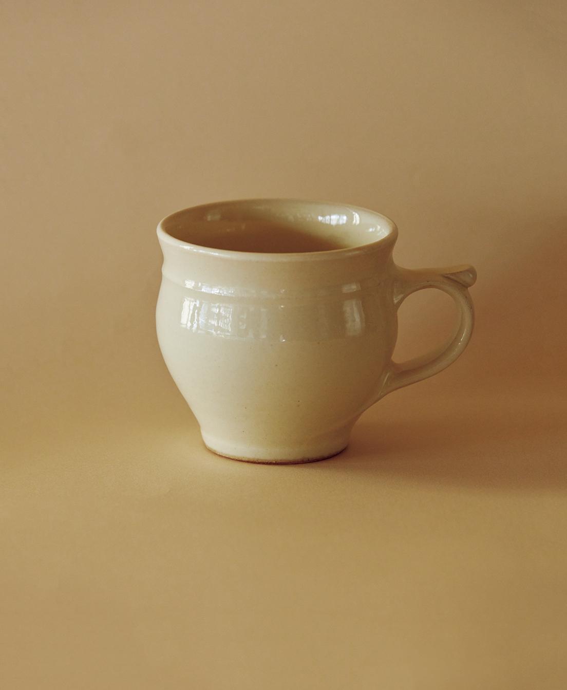 Purchase No. 37【Shussaigama Earthenware Cup】Beauty made to be held, a cup of gentle white hue to greet you in the morning.