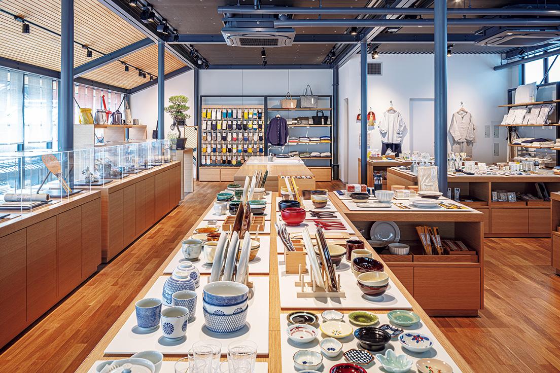 〈中川政七商店 奈良本店〉には赤膚焼や吉野杉など奈良の工芸で作られた限定品も並ぶ。２階にはギャラリースペースや、幅允孝選書による100冊が並ぶライブラリーも。photo_Satoshi Asakawa