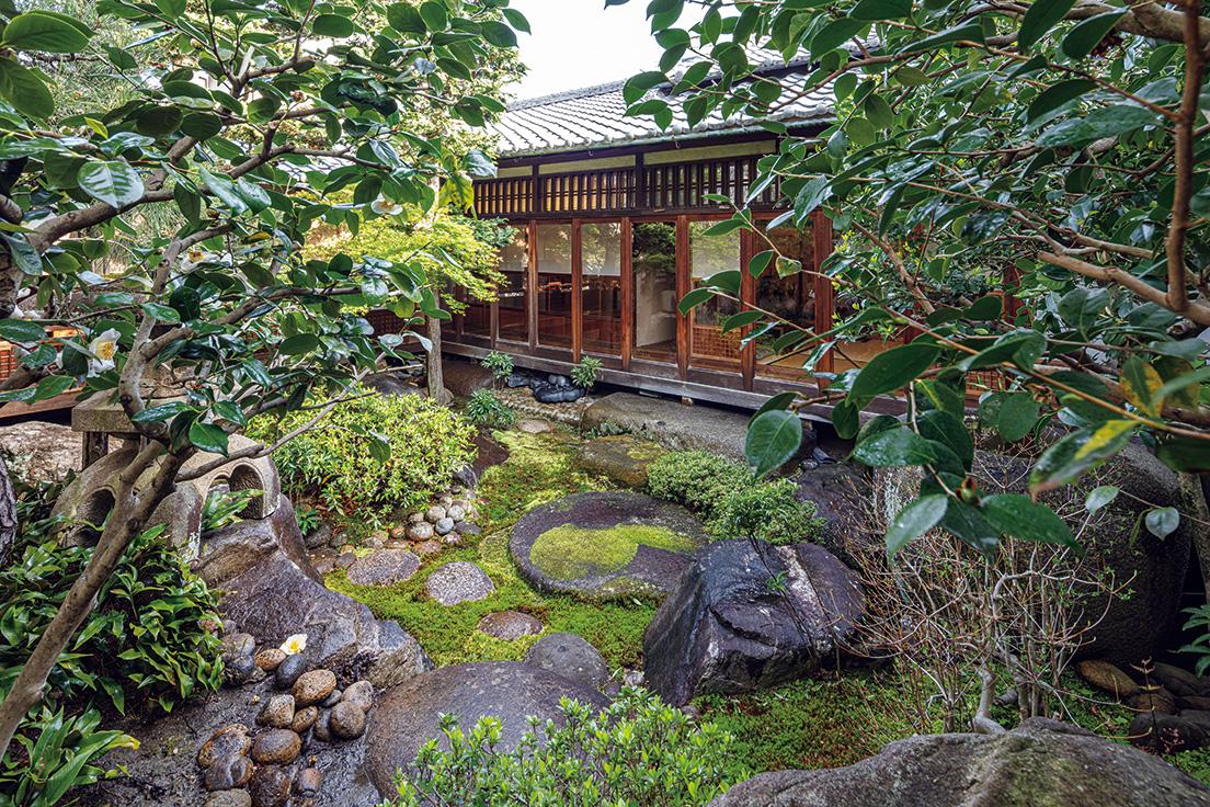 庭を挟み〈茶論〉と2つの蔵がある。photo_Satoshi Asakawa