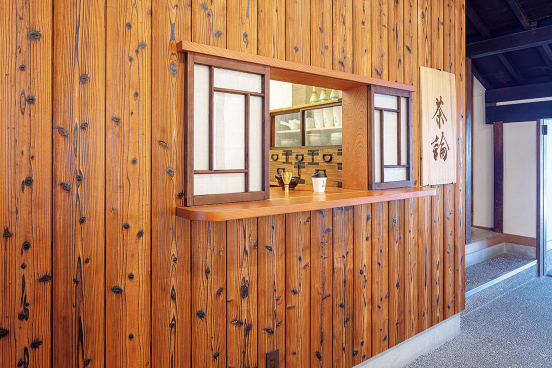 〈茶論〉ティースタンドでは〈丸久小山園〉の抹茶を使い、注文ごとに濃茶を練って作る濃茶ラテなどを。photo_Satoshi Asakawa
