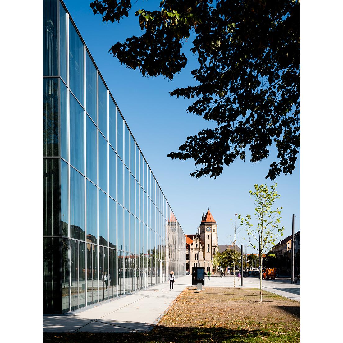 ミュージアムの外観。目抜き通りに面しており、目の前をトラムが走る。　copyright_Foundation Bauhaus Dessau , photo_Thomas Meyer / OSTKREUZ