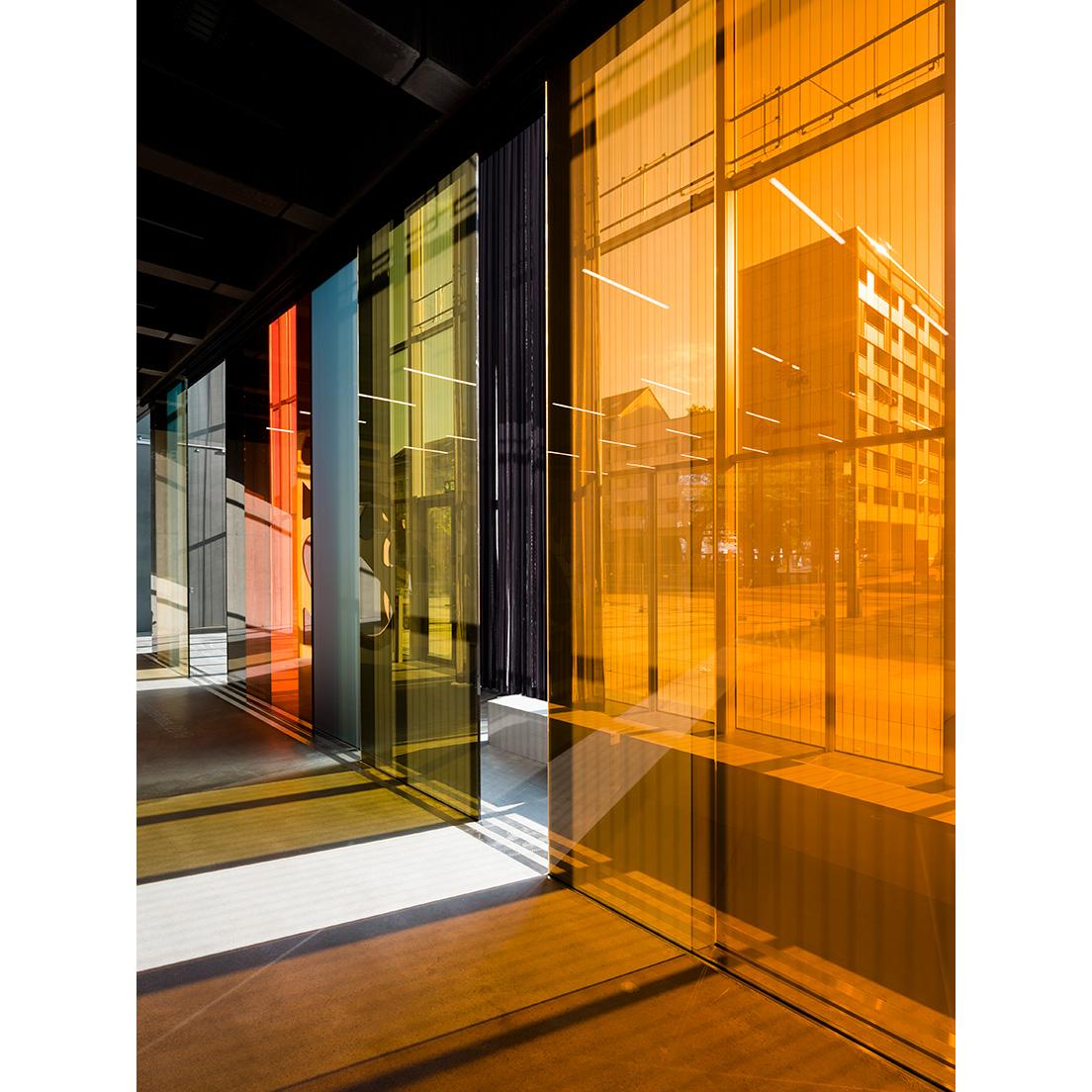 この建物のために制作されたルーシー・ラーヴェンによるアートワーク《Lichtspielhaus》（2019年）が、ガラスを通して差し込む外光に映える。　copyright_Foundation Bauhaus Dessau , photo_Thomas Meyer / OSTKREUZ