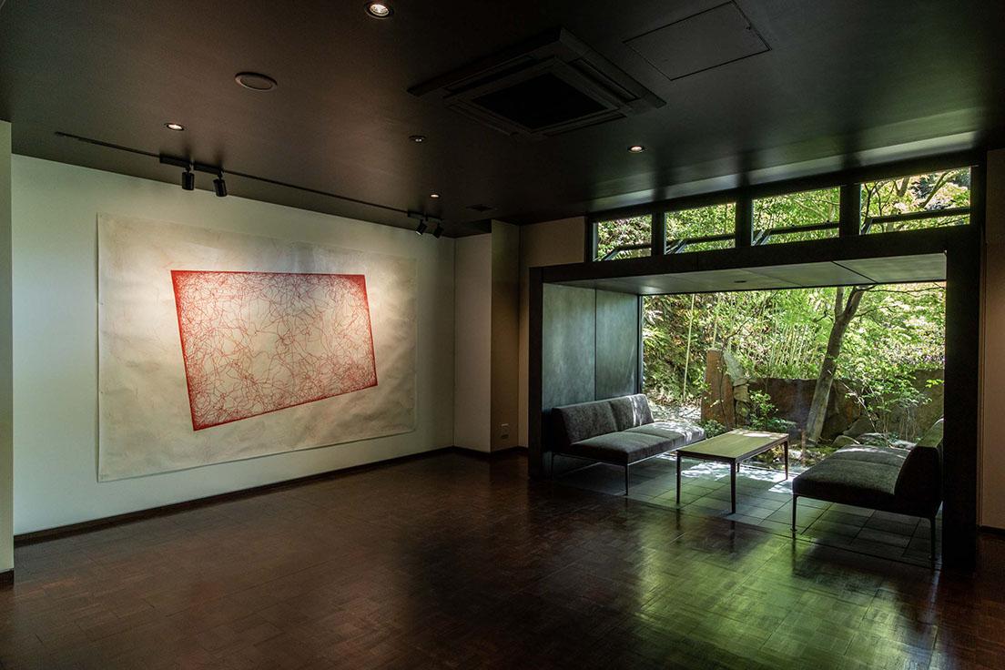〈すみや亀峰菴〉のロビーギャラリー〈百代 Hakutai〉。左の壁がギャラリースペース。柳幸典の作品がかけられている。