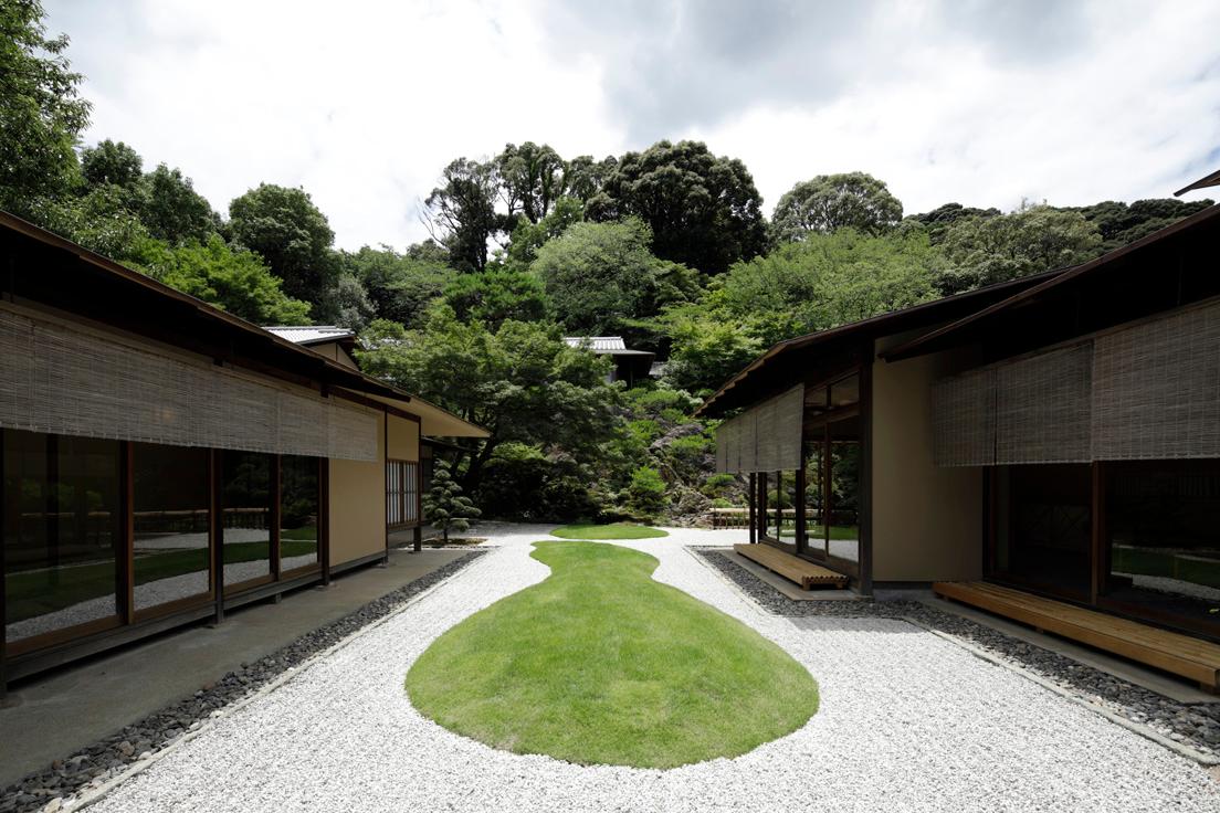 〈佳水園〉白砂の中庭は村野藤吾による、醍醐寺三宝院の庭を模したデザイン。瓢箪と杯を緑で表現し、佳水園庭園の岩盤から流れ出る滝の水を酒に見立てている。