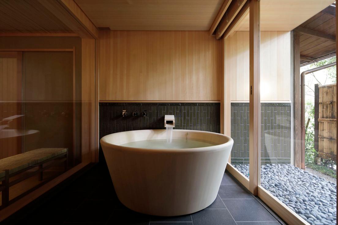 すべての客室には、天然温泉で満たされた檜の浴槽が用意されている。京都のホテルに滞在しながら温泉旅館の風情を味わう贅沢。