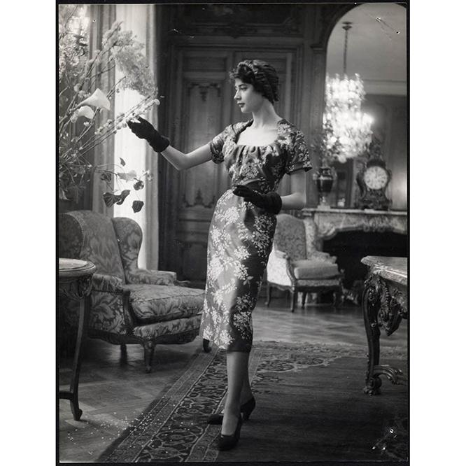 1954年春夏コレクションに登場した、一面に咲くスズランの刺繍が贅沢なドレス。　&amp;copy;Associations Willy Maywald  ADAGP 2020