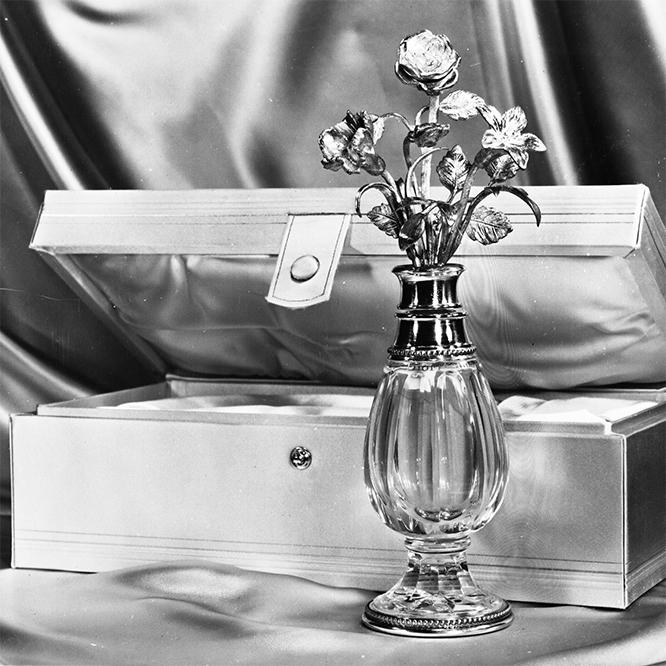 世界初のスズランの香水《ディオリッシモ》は、今も愛され続ける名香だ。