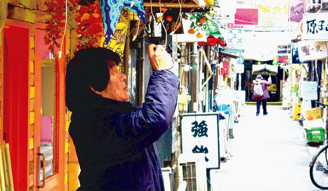 新宿ゴールデン街で外国人客に交ざって撮影中。